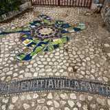 Volgiamo poi lo sguardo verso il basso accorgendoci di aver posato i piedi su un mosaico di piastrelle che formano la scritta �Benvenuti a Villa Fantasy�